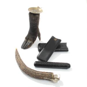 Solingen cigarklipper af metal med greb af hjortetak, fod fra vildsvin samt to Dunhill cigaretuier af læder. 20. årh. Cigarklipper L. 30. 4