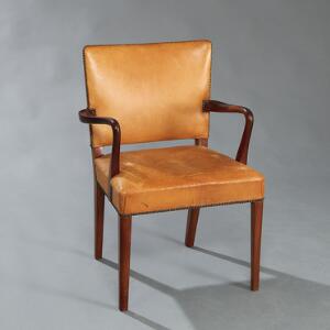 Dansk møbeldesign Armstol med stel af mahogni. Sæde samt ryg betrukket med messingsømbeslået, patineret, lys naturskind.