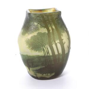 Legras Art nouveau vase af lysegrønt glas med overfang af mørkegrønt samt brunligt glas med motiver i form af træer samt sø. Sign. Legras. H. 20.