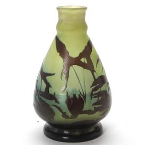 Emile Gallé Vase af lysegrønt glas med overfang af mørkegrønt og brunt glas i form af åkander og siv. Sign. Gallé. H. 22.