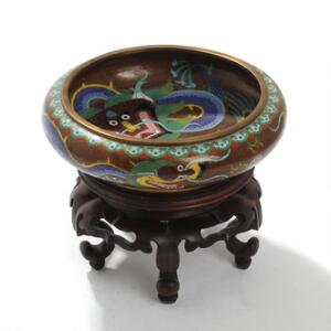 Kinesisk cloisonné skål dekoreret med ornamentik og dragemotiver. Sign. under bunden. 20. årh.s første halvdel. H. inkl. stand 17. Diam. 20,5.