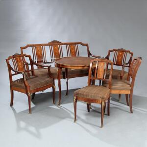 Møblement af palisander og rosentræ monteret med bronzeornamentik, bestående af sofabænk, bord, 2 stole samt 2 armstole. Fransk rokoko form, 20. årh.6