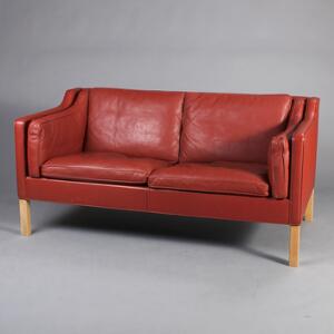 Børge Mogensen Fritstående to-personers sofa med ben af eg, sider, ryg og løse hynder med rødbrunt skind. Model  2212. L. 158.