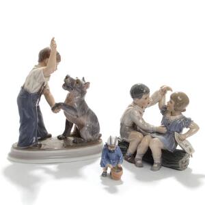 Jens Peter Dahl-Jensen Dreng og pige, dreng og skotsk terrier samt pige med spand. Tre figurer af porcelæn, Dahl-Jensen. H. 10-29. 3
