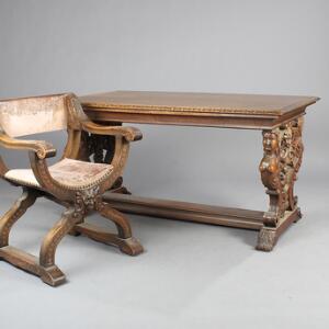 Skrivebord af rigt udskåret egetræ, sarg med to skuffer, rigt udskårede gavle samt medfølgende kurol stol. Barokform. Bord H. 78. L. 150. B. 85. 2