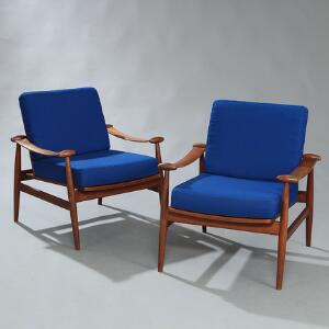Finn Juhl Spadestolen. Et par armstole med stel af teak. Løse hynder i sæde og ryg betrukket med blåt stof. Model FD 133. Udført hos France  Daverkosen. 2