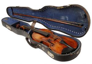 H.C. Lumbyes violin Violin. Lenght of back 59 cm. With red seal on back. Second half of the 19th century.  3 other items. 4
