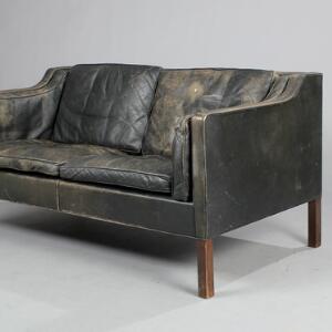 Børge Mogensen Fritstående to-personers sofa med ben af mahogni. Sider, ryg samt løse hynder betrukket med sort skind. Model 2212. L. 158.