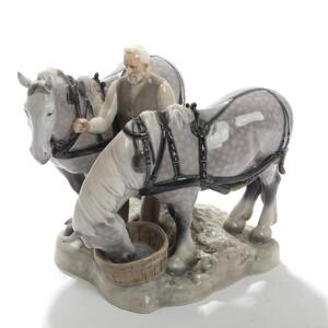 Axel Locher Landmand med to heste. Figur af porcelæn, BG, dekoreret i underglasurfarver. Nr. 2119. H. 24.