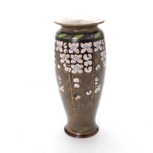 Bessie Newbery Vase af lertøj dekoreret med Art Nouveau ornamentik i form af blomsterranker på lys grågrøn baggrund. H. 27,5.