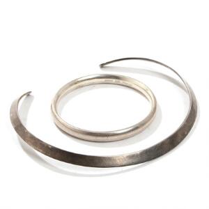 Hans Hansen Halsring og armring af sterlingsølv. Armring indvendig diam. 6,5. 2