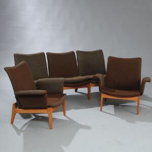 Finn Juhl FD 112. Dagligstue sammensat af moduler. To lænestole samt tre-delt sofabænk. Stel af teak. Betræk af grønlig brun uld. 3