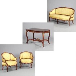 Salon af nøddetræ prydet med forgyldte udskæringer, bestående af sofa, et par lænestole samt sofabord. Rococoform. Ca. 1930. 4