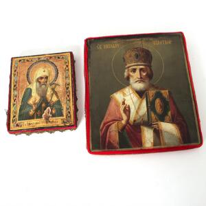 To russiske ikoner. Begge forestillende helgener, bla. Saint Nikolaj. Tempera på træ. Ca. 1900. 26,5 x 22,5 samt 17,5 x 14,5.2