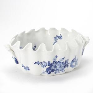 Blå Blomst oval glaskøler af porcelæn, dekoreret i underglasur blå. 1369. Royal Copenhagen. L. 32 cm.