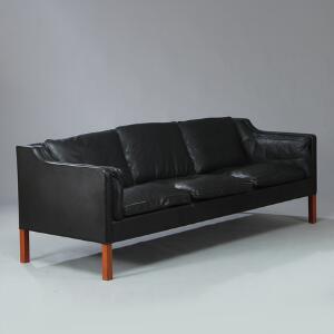 Børge Mogensen Fritstående tre-personers sofa betrukket med sort skind. Model 2213. Udført hos Fredericia Stolefabrik.