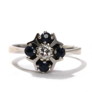 Safir- og diamantring af 18 kt. hvidguld, prydet med brillantsleben diamant omkranset af fire facetslebne safirer. Str. 55.