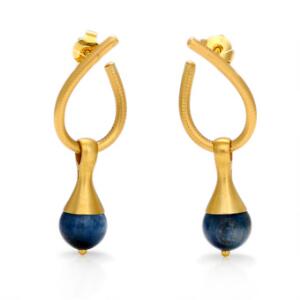 Marianne Dulong Et par kyanitørestikker af 18 kt. guld hver prydet med cabochonslebet kyanit. Original kvittering og æske medfølger. L. 3,8 cm. 2012.