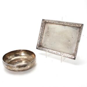 Ottomansk skål samt sættebakke af sølv, graveret og støbt med ornamentik, tughra stempler. Vægt 1.003 gr. Diam. 18 cm. L. 27 cm. 2
