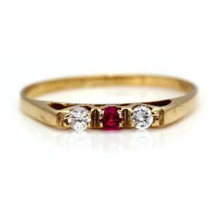 Rubin- og diamantring af 9 kt. guld prydet med facetslebet rubin flankeret af brillantslebne diamanter. Str. 56.
