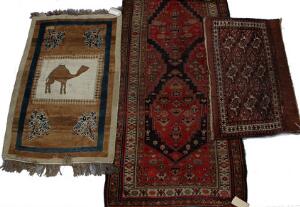 Tre orientalske nomadetæpper. Nordvest persisk løber. 380 x 100. Yomut chuwal, Turkmenien. 119 x 70. Samt Gabeh kameltæppe, Persien.3