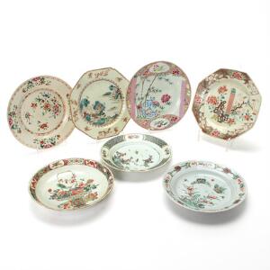 Samling af kinesisk porcelæn - famille verte og famille rose. Kina 1662-1795. Diam. 21-22 cm. 7