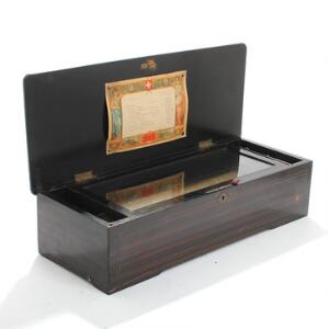 Schweizisk spillemaskine, kasse delvis af nøddetræ prydet med indlægninger, valse med 10 melodier. 19. årh. H. 15. B. 57. D. 23.