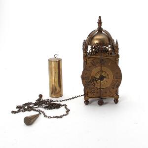 Miniature lanterneur af messing, top med slagklokke prydet med gennembrudt ornamentik, timekrans med romertal. 19. årh. H. 21. B. 9. D. 7.