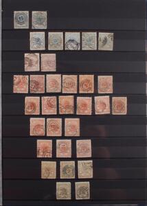 Danmark. Indstiksbog med bl.a. en del skilling bl.a. postfrisk 2 skilling, blå 1854, en del 1864-udgave samt meget andet. Se fotoudsnit