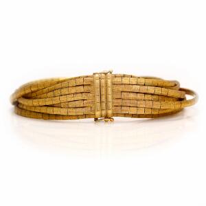 Armbånd af 18 kt. satineret guld. L. 19 cm. Vægt 74 gr. Ca. 1950.