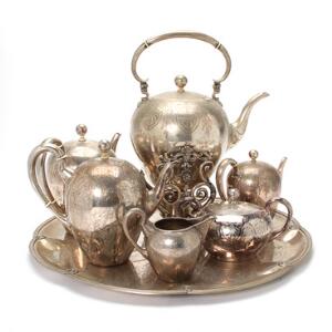 Stort kaffe og teservice af sølv. Tyskland 19. årh. Vægt 5.819 gr. H. 16-31 cm. 7
