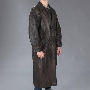 Eschel Krag Trenchcoat i brun læder med vatteret for. 4046. L. ca. 130 cm.