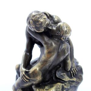 Auguste Rodin, efter Kysset. Betegnet Rodin. Figur af bronze på stand af sort marmor. H. 13,5.