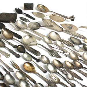 En samling bestik af sølv og sterlingsølv. Vægt ca. 1815 gr. Samt tændstikæskeholder af sølvplet. 19.-20. årh. 62