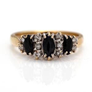 Safir-og diamantring af 8 kt. guld og hvidguld prydet med facetslebne safirer og enkeltslebne diamanter. Str. 52. Ca. 1980.