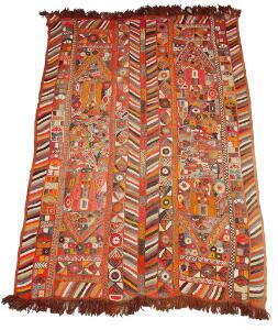 Irakisk nomade tæppe, prydet med geometrisk ornamentik på rød bund, broderet vævet i to baner og syet sammen. Ca. 1950. 230 x 155.