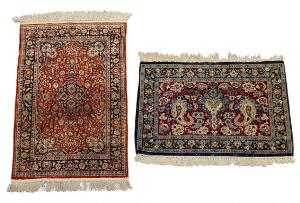 Kinesisk silketæppe i klassisk Qum design på rød bund, samt Persisk Isfahan forligger i klassisk design. 20. årh. 92 x 61 og 54 x 81. 2