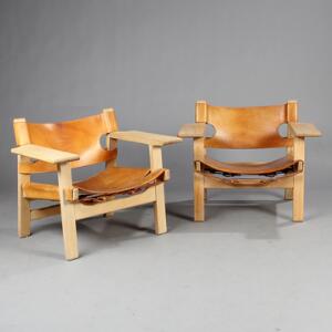 Børge Mogensen Den spanske stol. Et par armstole af eg, sæde og ryg med cognacfarvet kernelæder. Udført hos Fredericia Stolefabrik. 2