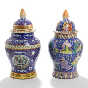 To kinesiske lågkrukker af porcelæn, rigt dekorerede med ornamentik og figurscenerier. 20. årh. H. 44. 2