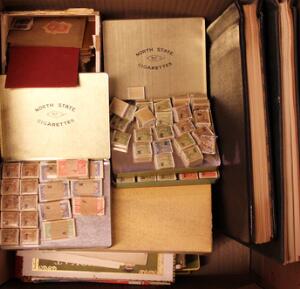 Hele verden. Interessant kasse fra dødsbo, indeholder 2 samlinger, diverse æsker med pergamynposer der ikke har været åbnet i over 50 år 4 små æsker med ældre