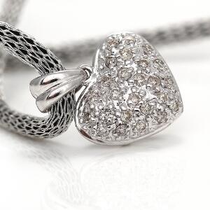 Diamantvedhæng af 14 kt. hvidguld i form af hjerte prydet med talrige brillantslebne diamanter. L. ca. 1,5 cm. Silkesnor med lås af sterling sølv medfølger.