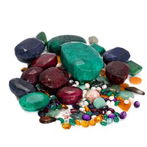 Samling af smykkesten bestående af smaragder, rubiner, safirer, ametyster, citriner, røgkvarts, ferskvandskulturperler og agater. 100