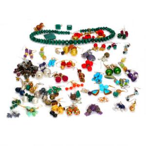 Smykkesamling bestående af 40 par ørestikker af sølv og metal. Smaragdsmykkesæt bestående af halskæde, ørestikker, ring og vedhæng medfølger. 85