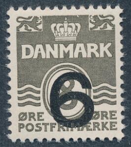 1940. 68 øre, grå. Type I. Dansk papir. Perfekt postfrisk eksemplar. AFA 500. Attest Nielsen