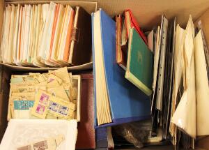 Flyttekasse med samlinger, kartoteker, udvalgshæfter, plancher m.m.