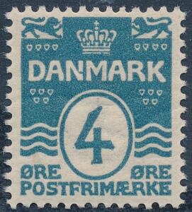 1905. Bølgel. 4 øre, blå. Variant Streg i N. Flot postfriskt mærke
