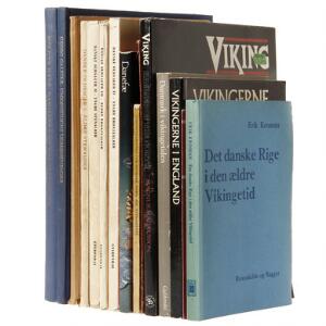 Kasse med diverse dansk litteratur, bl.a. om dansk oldtid og vikingetid samt Numismatisk Rapport og lidt nyere NNUM