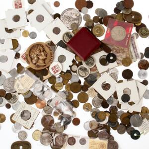Samling af nyere 1-25 øre i bedre kvalitet, diverse møntsæt fra England, Island og Norge samt diverse tokens og medailler