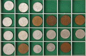 Norge, samling i plastboks med 4 bakker med bl.a. Fr. IV, 2 skilling 1713, NM 55, H 7A, Chr. VII, 8 sk. 1783, NM 52, H 14, 10 øre 1898 og mange moderne mønter