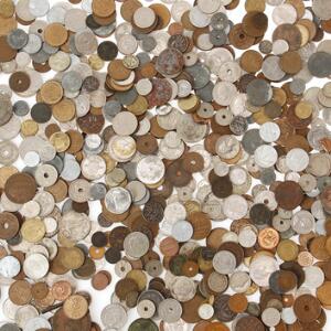 Æske med samling af danske og udenlandske mønter, bl.a. enkelte skillingsmønter samt diverse hovedsagelig danske pengesedler